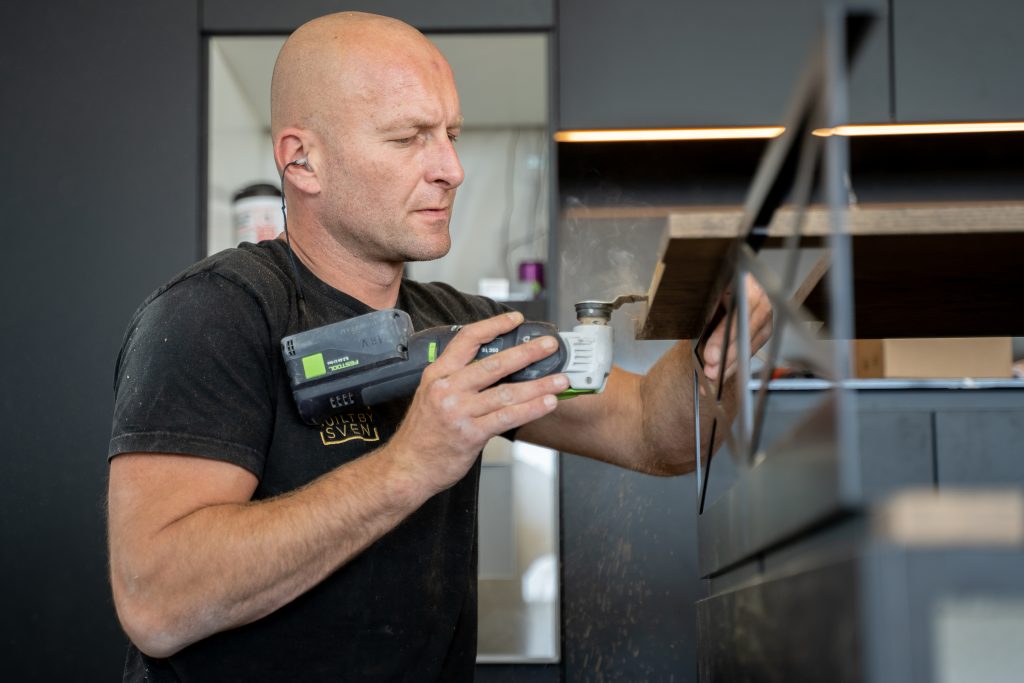 Sven Håkanson monteert een keuken
