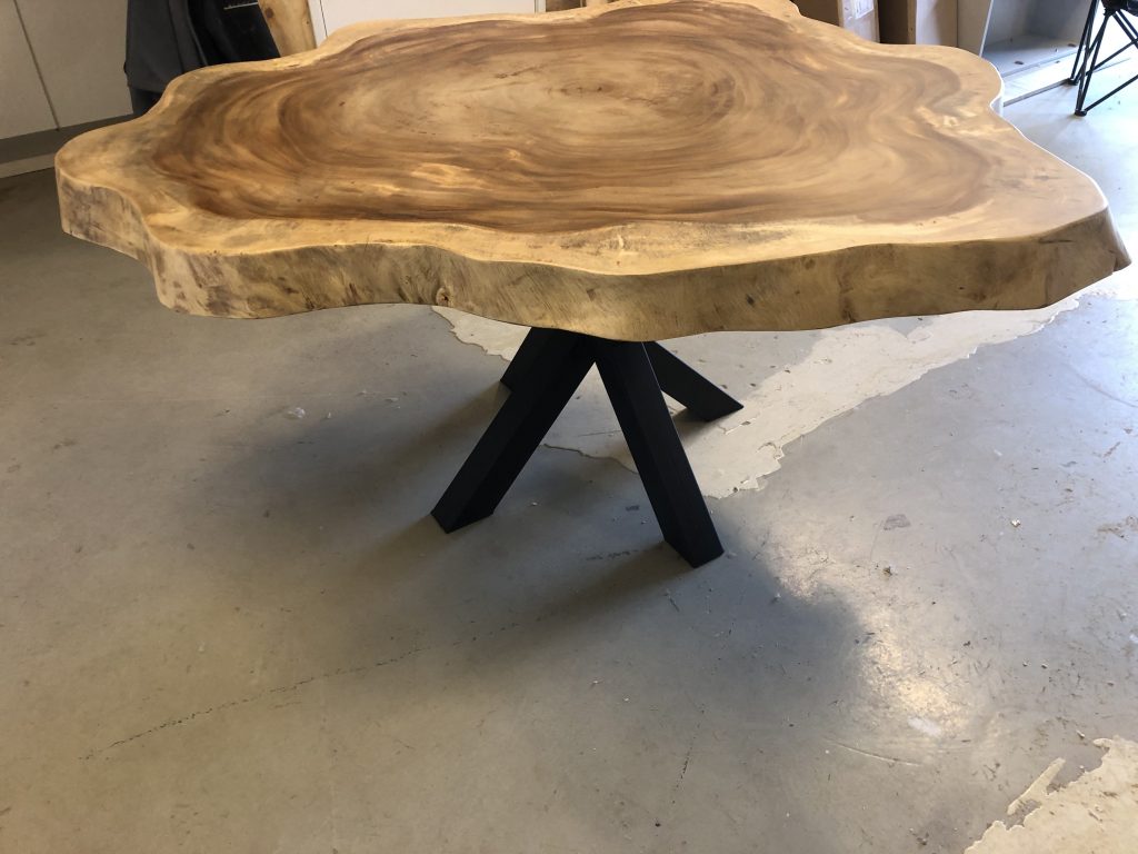 Maatwerk boomstamtafel op stalen poten