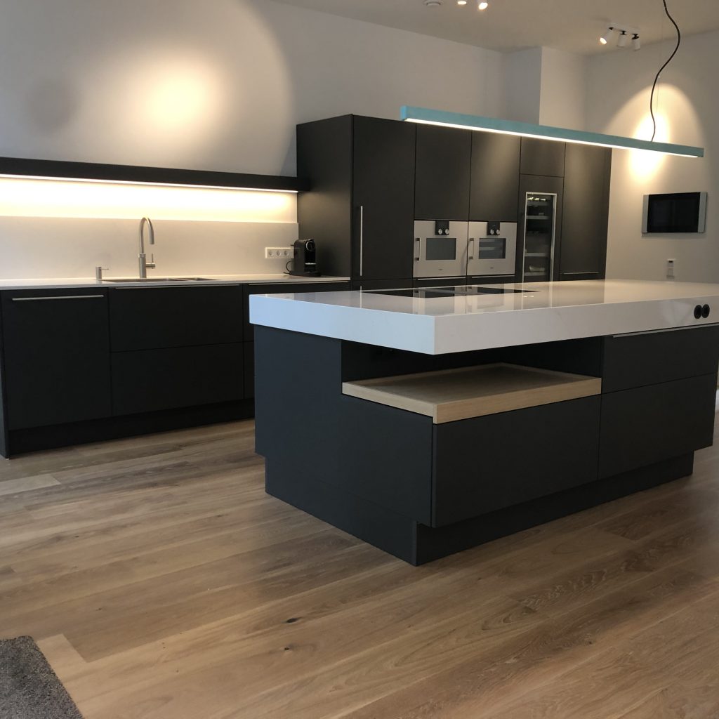 Donkere keuken met kookeiland, gemonteerd door Built By Sven
