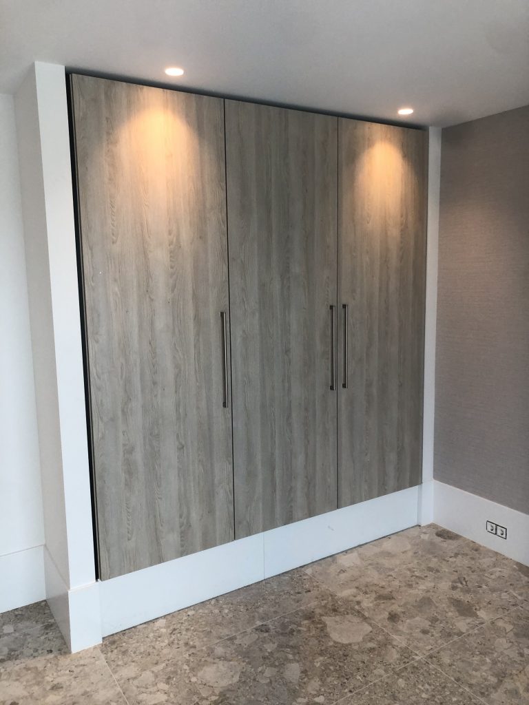 Gemonteerde kastenwand met grijze fronten